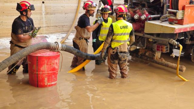 Efectivos de la UME trabajan este jueves drenando agua de la inundación provocada por la DANA.