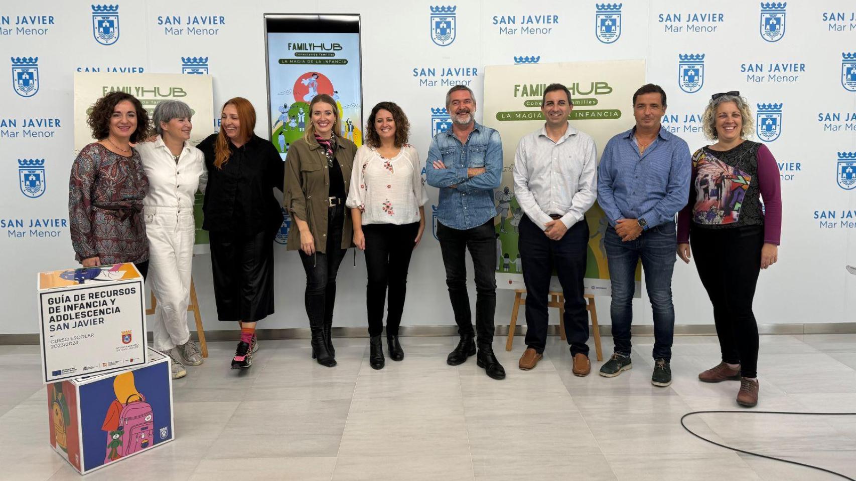 El acto de presentación del 'Family Hub' en el Ayuntamiento de San Javier.