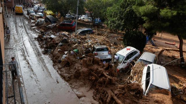 Autos dañados y escombros al costado de una carretera en Paiporta (Valencia).