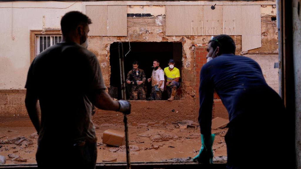 Vecinos de Paiporta (Valencia) tratando de limpiar unos locales tras la DANA.