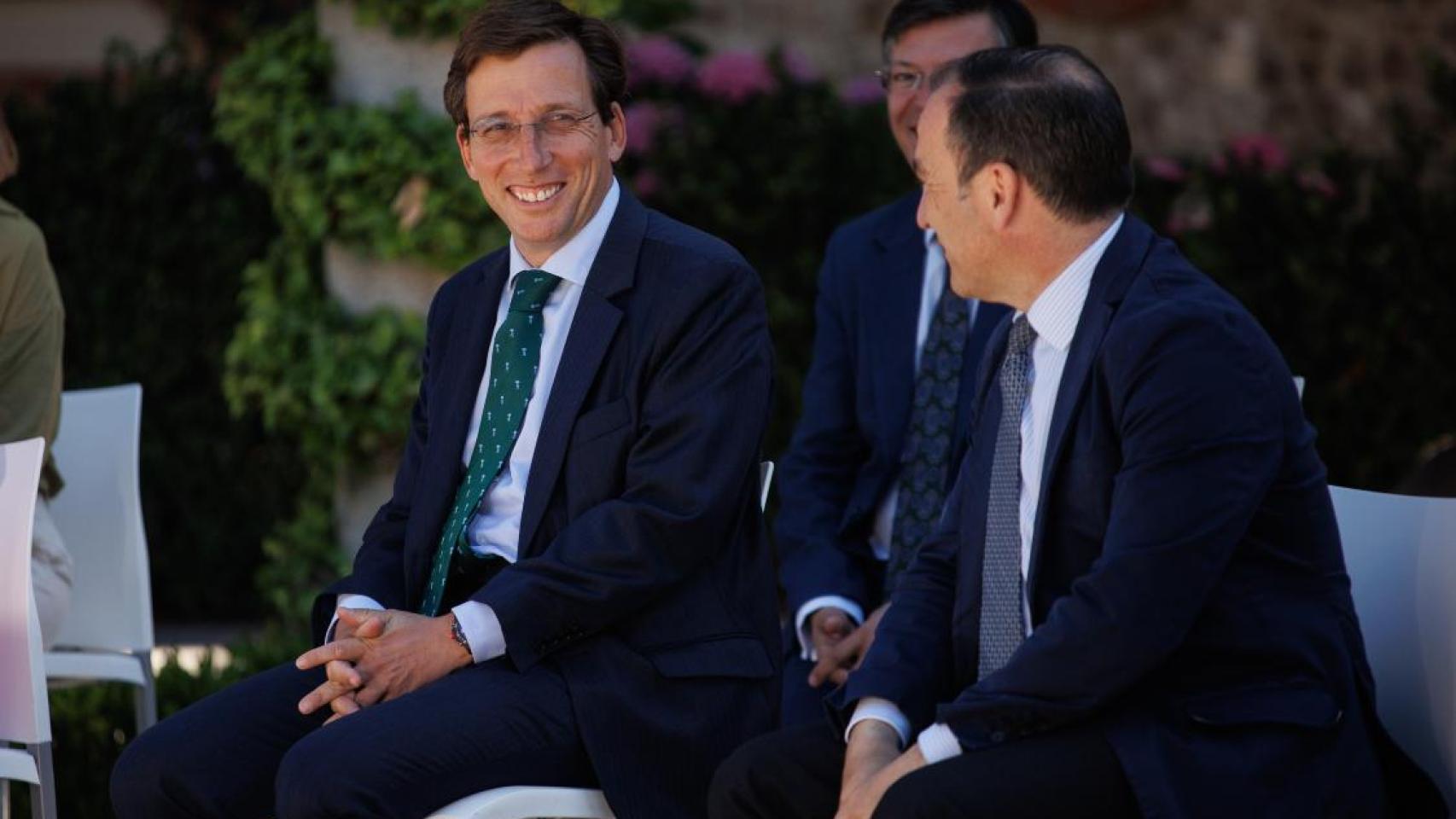 El alcalde de Madrid, José Luis Martínez-Almeida, junto a su delegado del Área de Urbanismo, Movilidad y Medio Ambiente, Borja Carabante.