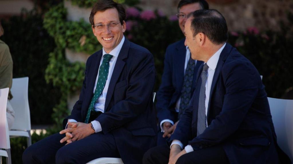 El alcalde de Madrid, José Luis Martínez-Almeida, junto a su delegado del Área de Urbanismo, Movilidad y Medio Ambiente, Borja Carabante.