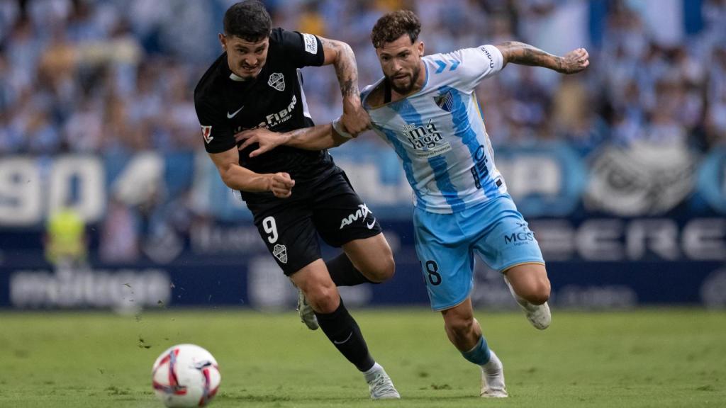 Dani Sánchez, durante el Málaga CF vs. Elche de Segunda División 2024-2025.