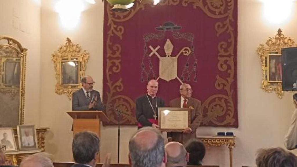 Antonio Romero Domínguez recibiendo el reconocimiento en el acto de presentación de los fondos.