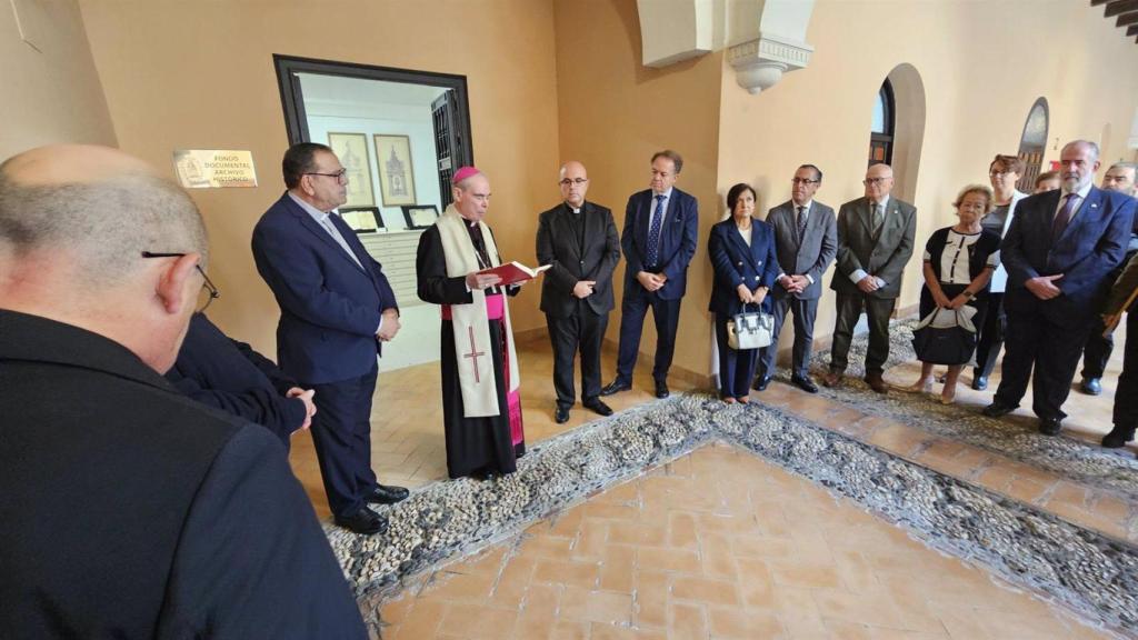 Un momento de la bendición de las instalaciones del Archivo Histórico Diocesano por parte del obispo de Málaga.