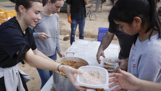 Voluntarias preparan comida caliente en Sedaví (Valencia), el 3 de noviembre.