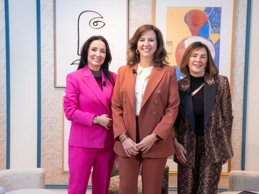 Cruz Sánchez de Lara y Charo Izquierdo, junto a su invitada, Arancha Priede.