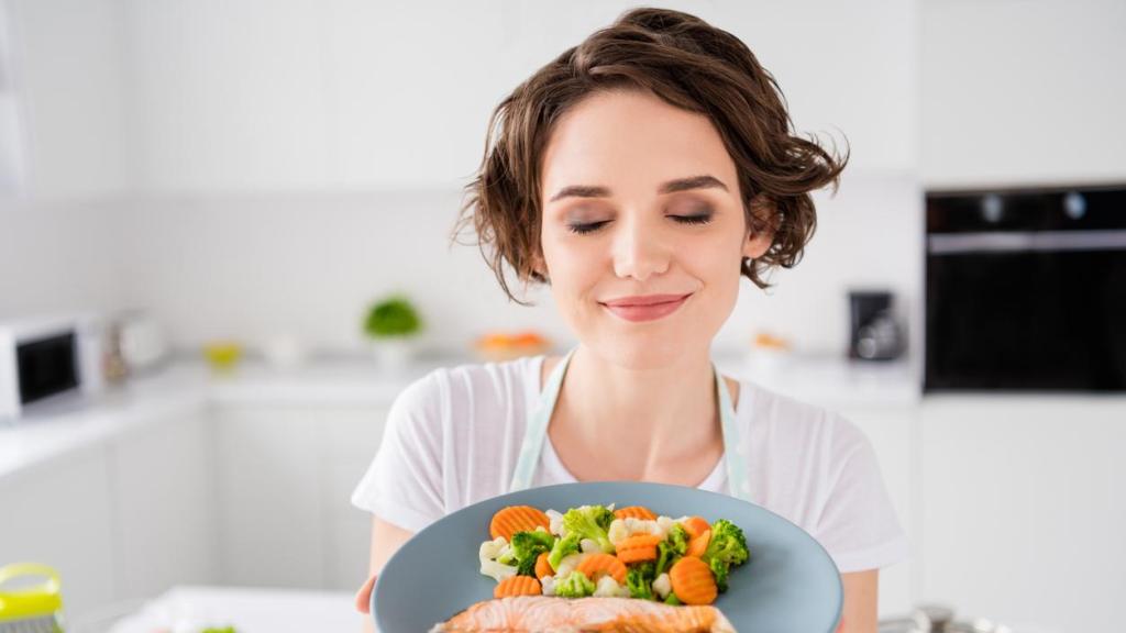 Mujer con un plato de salmón.