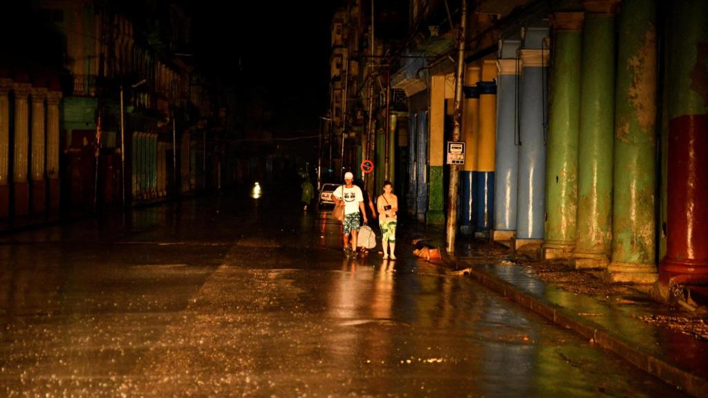 Las calles de Cuba, a oscuras por el huracán Rafael.