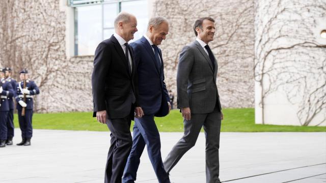 De izquierda a derecha, Olaf Scholz, Donald Tusk y Emmanuel Macron, en Berlín el pasado mes de marzo.