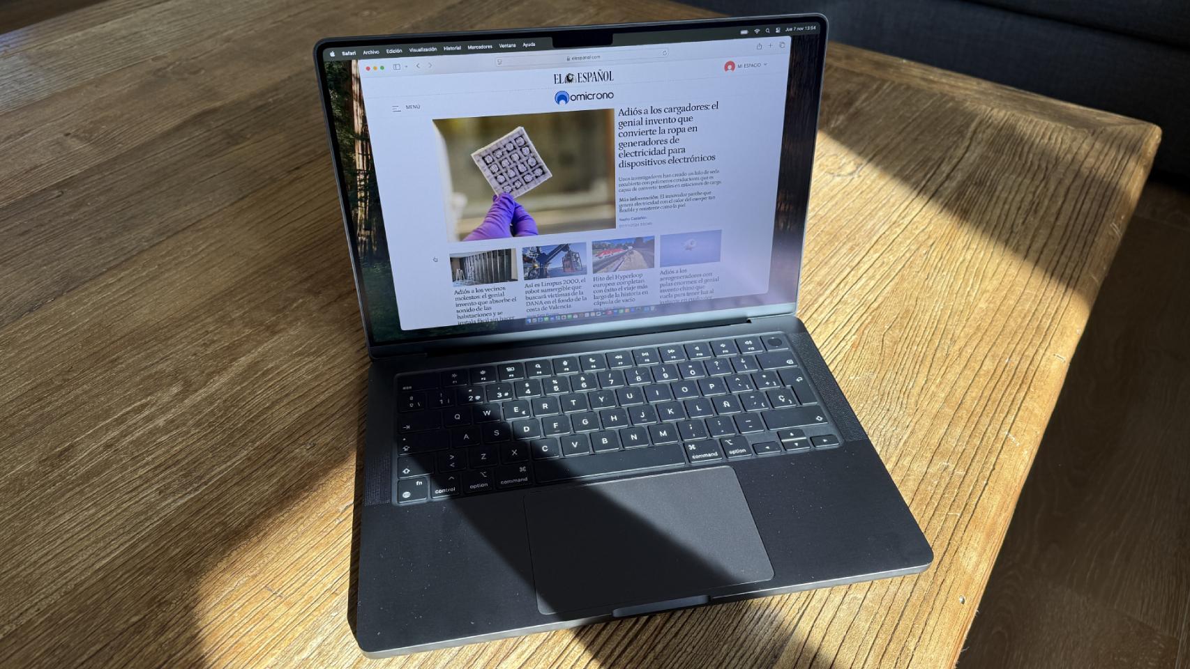 MacBook Pro M4 con pantalla nanotexturizada frente a reflejos