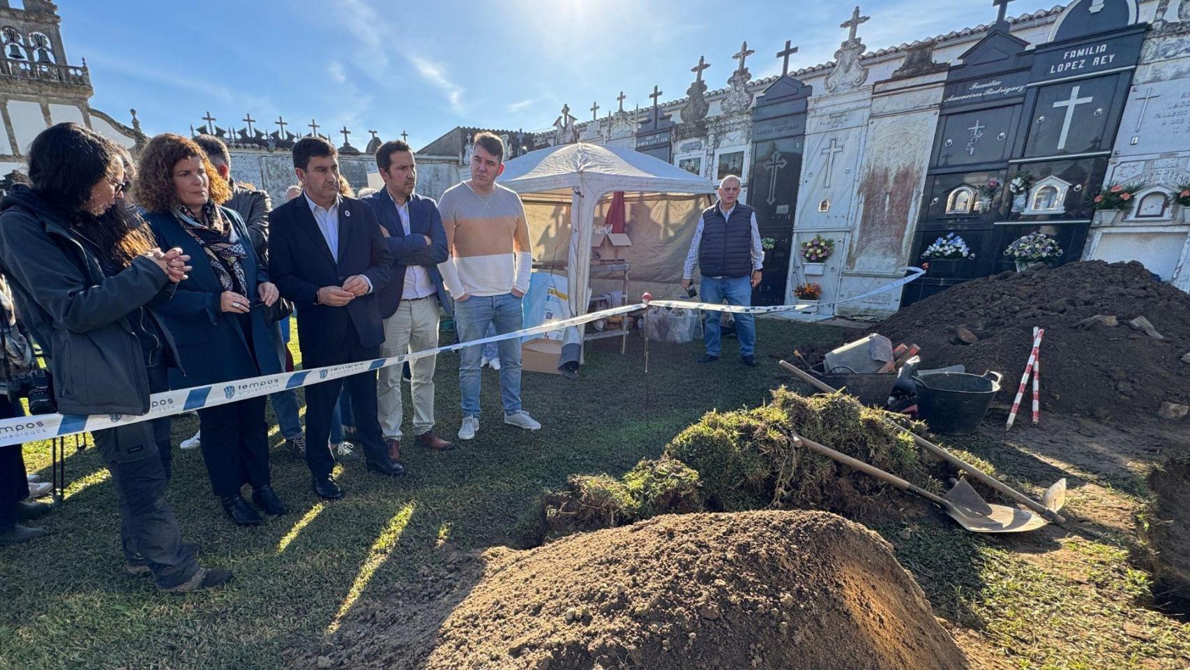 Trabajos de exhumación en el cementerio de O Val, en Narón.