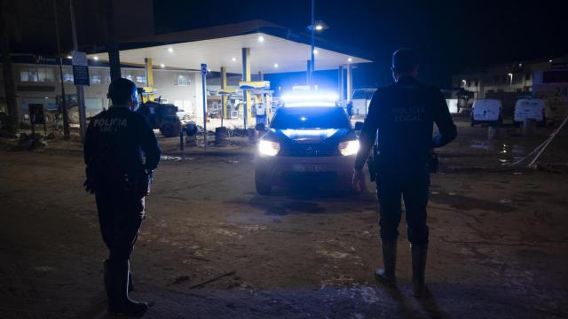 Los agentes de la Policía Local de Vinalesa en un control de madrugada.