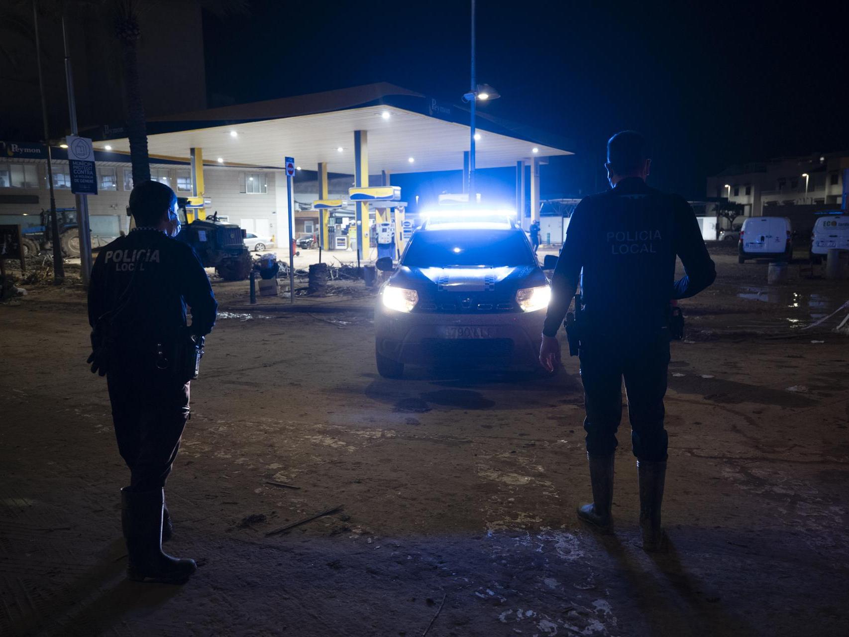 Los agentes de la Policía Local de Vinalesa en un control de madrugada.