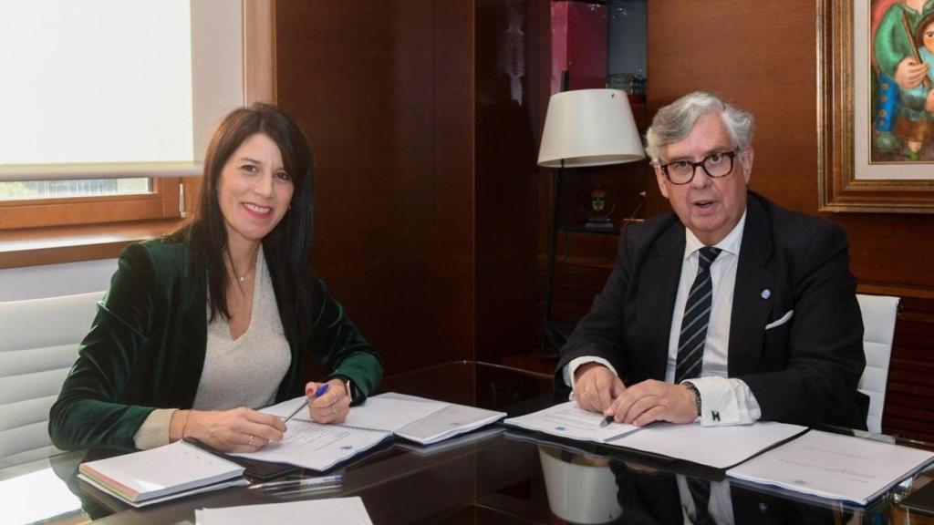 La conselleira de Vivenda e Planificación de Infraestruturas, María Martínez Allegue, y el presidente de la CEG, Juan Manuel Vieites