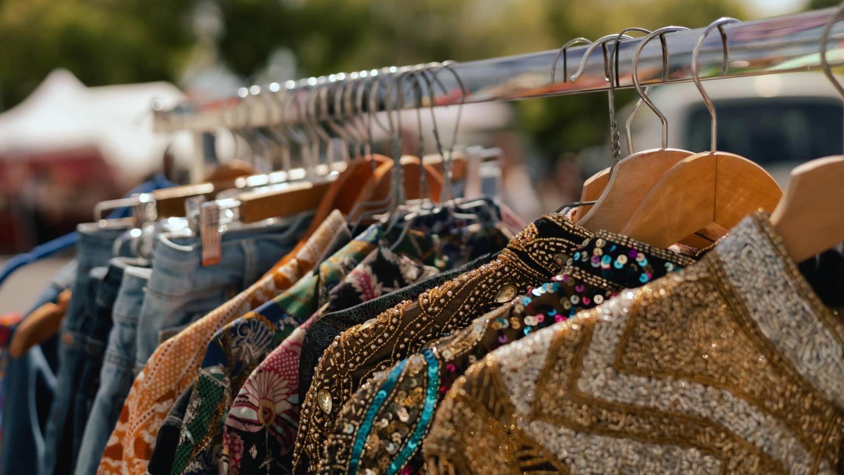 Puesto de ropa en un mercadillo