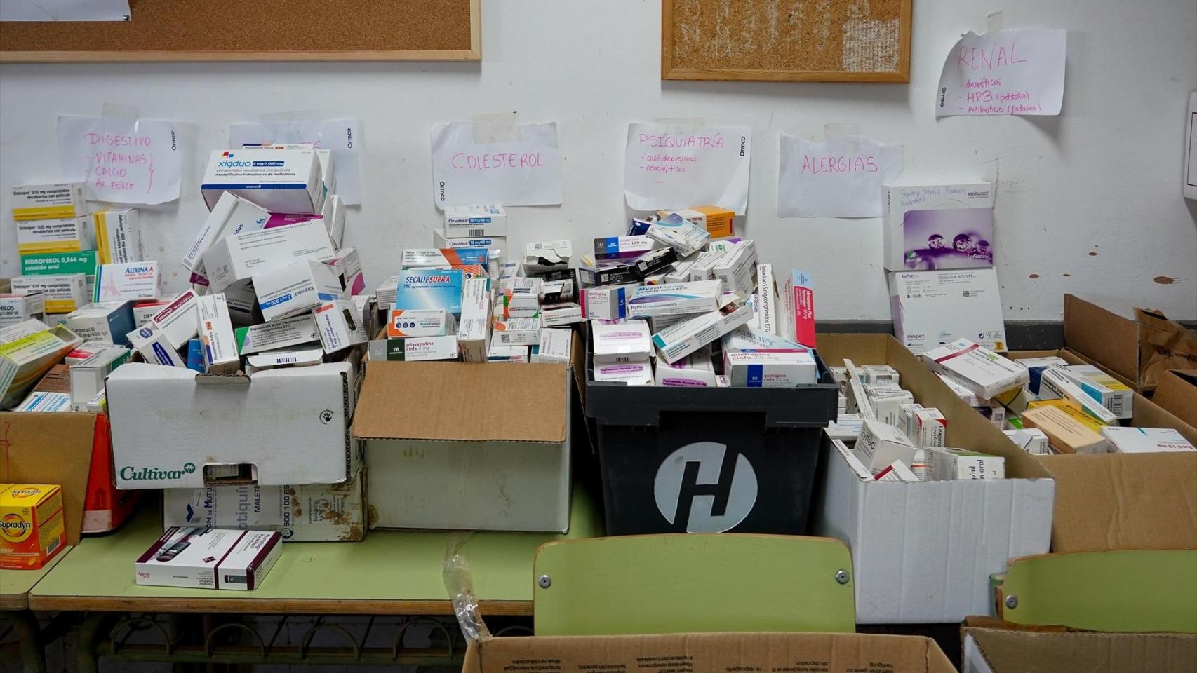 Cajas de medicamentos en un instituto habilitado como centro sanitario en Sedavi, Valencia. Eduardo Manzana / Europa Press.