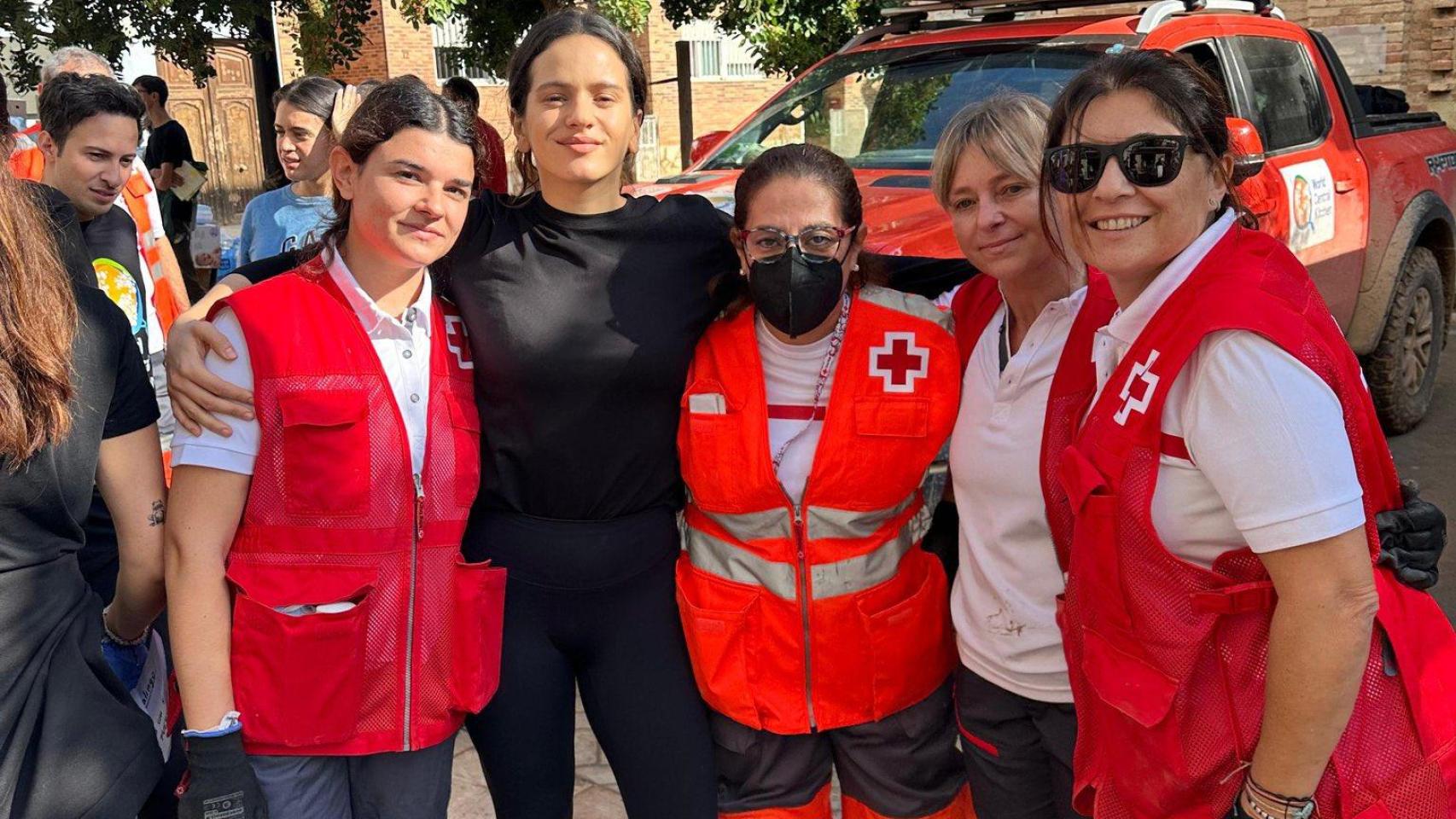 Rosalía aparece en Valencia como voluntaria para ayudar a los damnificados por la DANA