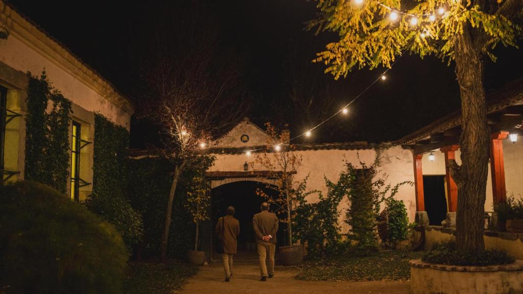 En el patio central de la casona del marqués de la Floresta, de noche. Fotografía realizada con Leica SL3.