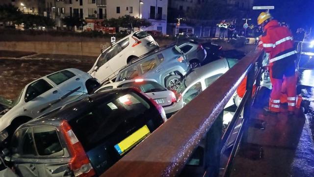 Varios coches destrozados tras ser arrastrados por el agua en Cadaqués.