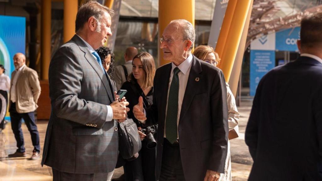 Jesús Gil Marín, en Simed 2024, saludando al alcalde de Málaga, Francisco de la Torre.