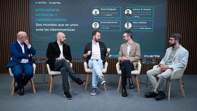 De izquierda a derecha: Boris Delgado, director de Industria y TIC de AENOR; Héctor R. Suárez, Big Data, Ciencia de Datos e Inteligencia Artificial de INCIBE; Alberto Iglesias, subdirector de DISRUPTORES; Marc Sabadí, Identity Innovation Lead en Mitek Systems; y David Sandoval, Evangelist de ciberseguridad en NTT DATA.