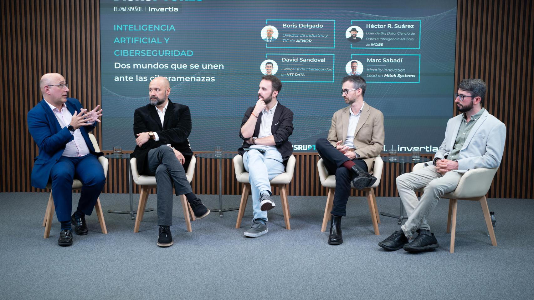 De izquierda a derecha: Boris Delgado, director de Industria y TIC de AENOR; Héctor R. Suárez, Big Data, Ciencia de Datos e Inteligencia Artificial de INCIBE; Alberto Iglesias, subdirector de DISRUPTORES; Marc Sabadí, Identity Innovation Lead en Mitek Systems; y David Sandoval, Evangelist de ciberseguridad en NTT Data.