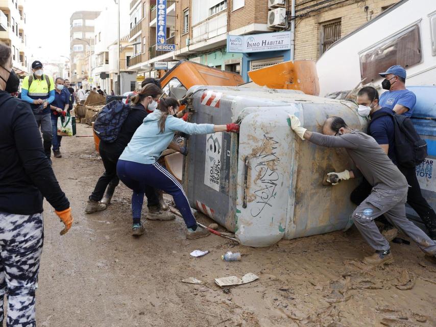 Voluntarios trabajando en Valencia.