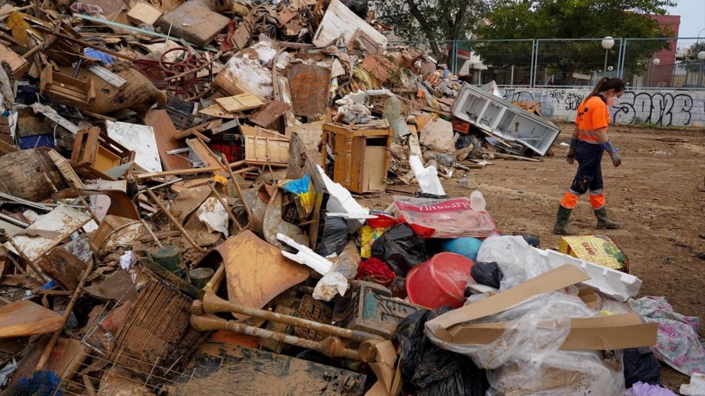 Zona habilitada para los residuos de la DANA en Castellar, Valencia. Eduardo Manzana / Europa Press