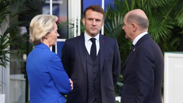 Ursula von der Leyen, Emmanuel Macron y Olaf Scholz conversan durante la cumbre informal celebrada este viernes en Budapest