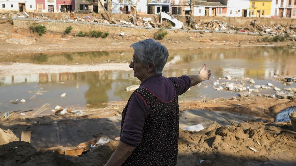 Amparo señala lo que queda de su casa, a los pies del barranco.