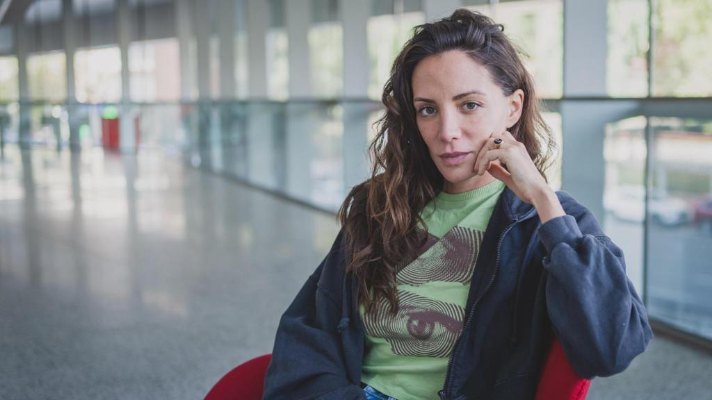 María Hervás posa en los Teatros del Canal tras la entrevista