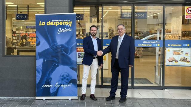 David García Lázaro (i), director de Calidad y Seguridad Alimentaria de La Despensa Supermercados, y Juan José Serrano (d), presidente del Banco de Alimentos de Ciudad Real.