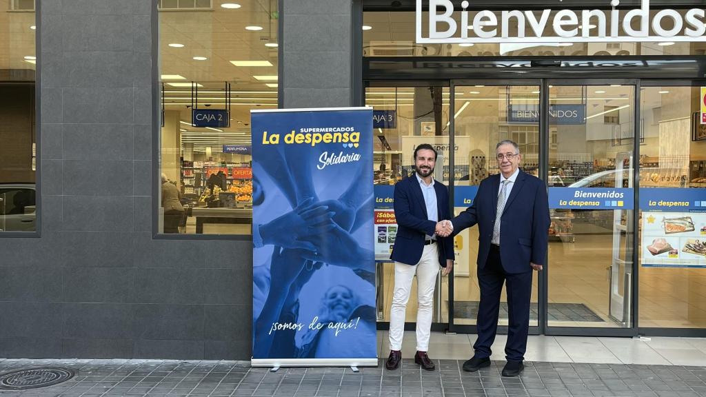 David García Lázaro (i), director de Calidad y Seguridad Alimentaria de La Despensa Supermercados, y Juan José Serrano (d), presidente del Banco de Alimentos de Ciudad Real.