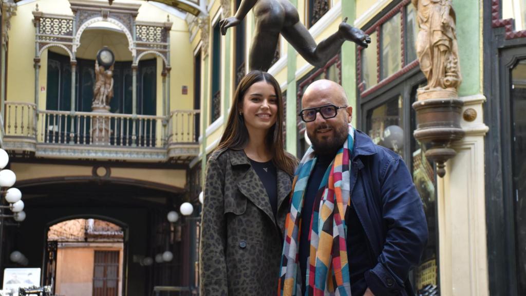 Eva Galán Coca y Ángel Tamayo en el Pasaje Gutiérrez tras la entrevista con este periódico.