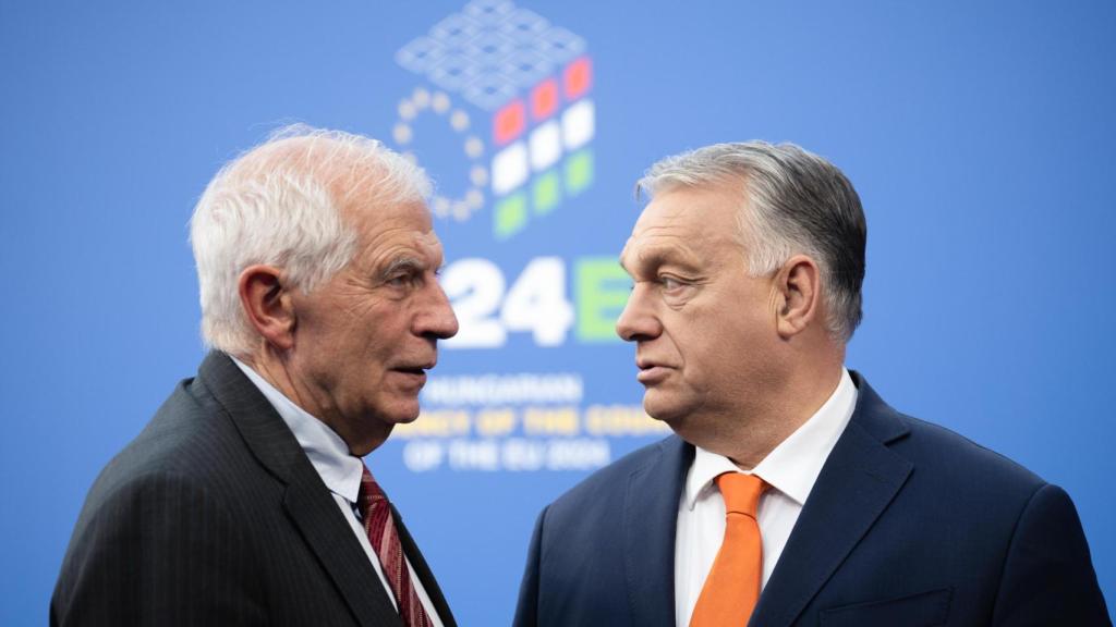 Josep Borrell y Viktor Orbán, durante la cumbre de este viernes en Budapest