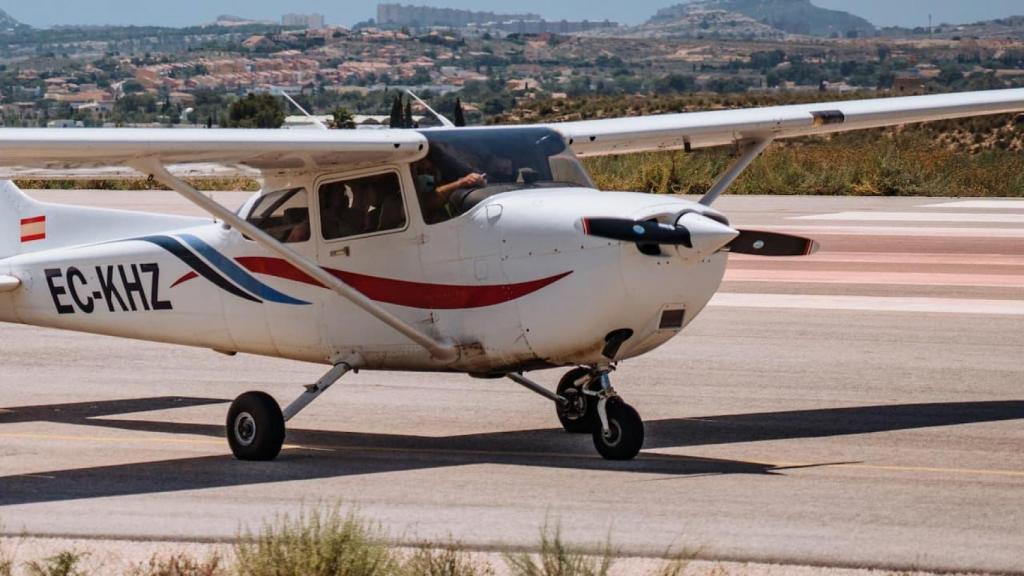 Uno de los aviones del Real Aeroclub de Alicante.