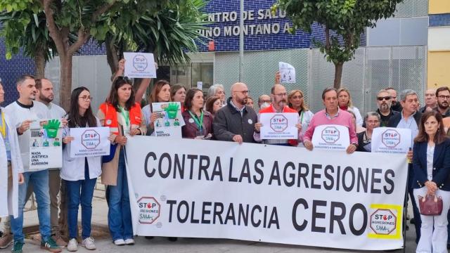 Sanitarios se manifiestan en protesta por las agresiones en el centro de salud Pino Montano A