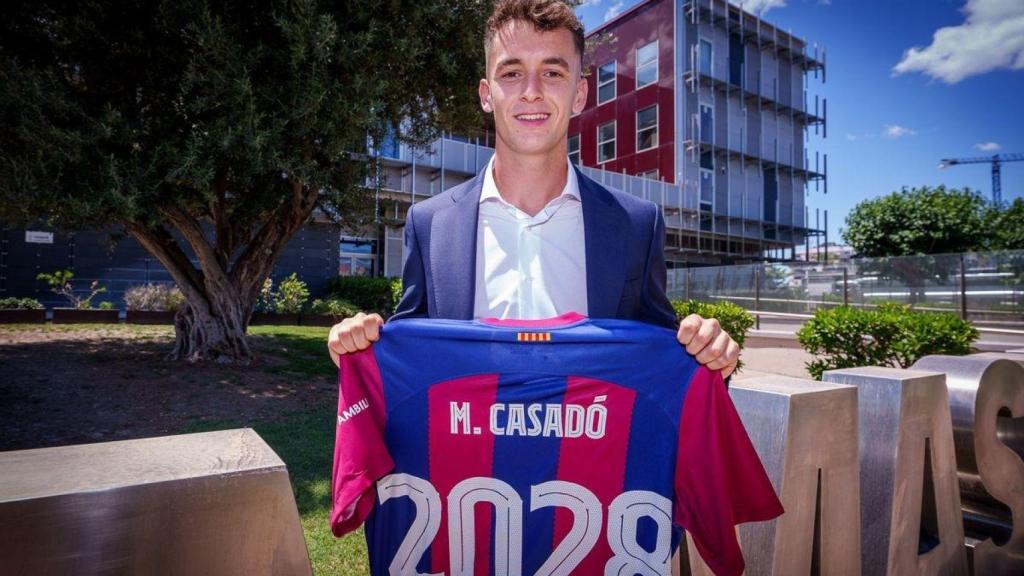 Marc Casadó, con la camiseta de su renovación con el FC Barcelona hasta 2028