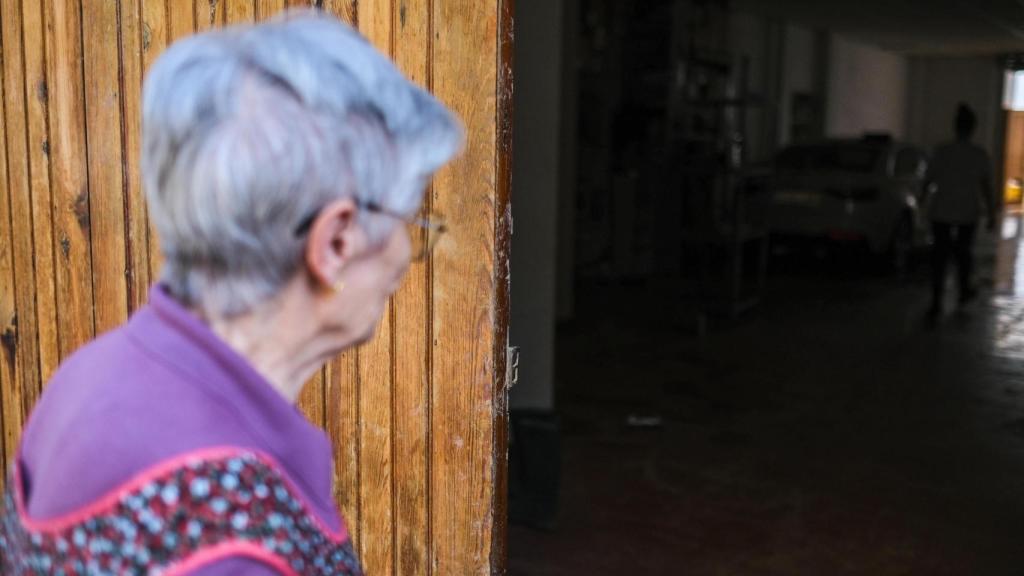 Amparo entrando a la casa de su hija.