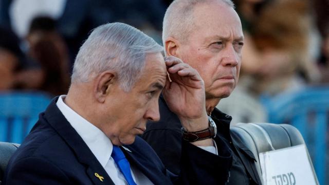 Benjamin Netanyahu y Yoav Gallant, en la ceremonia para la 70ª cohorte de oficiales de combate militares, en Mitzpe Ramon.