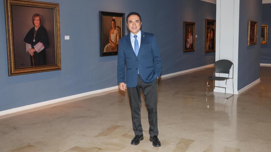 Antonio Montiel posa para EL ESPAÑOL de Málaga en su exposición en Málaga.