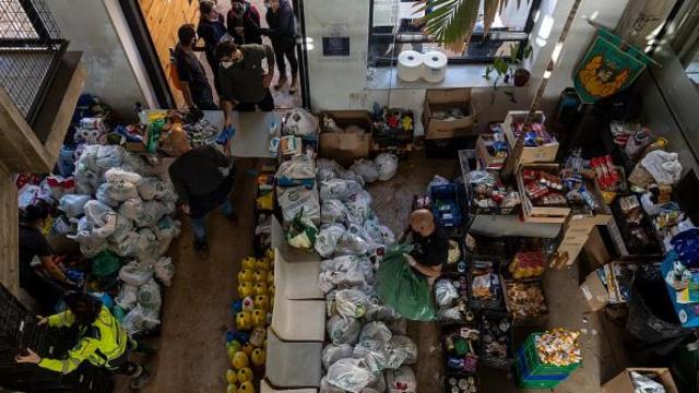 Voluntarios distribuyen alimentos en Masanasa, este 4 de noviembre.