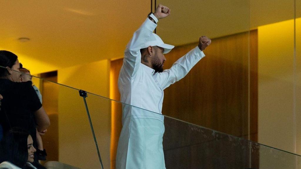 Neymar viendo un partido del Al Hilal desde la grada