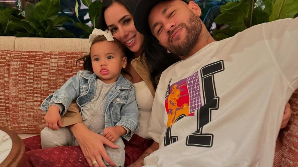 Neymar, junto a su pareja y su hija