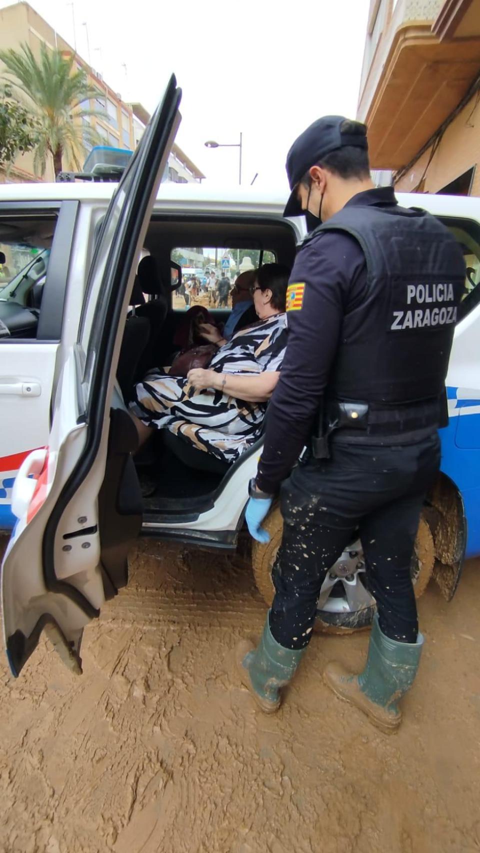 La Policía Local de Zaragoza pone a salvo a dos personas mayores en Catarroja