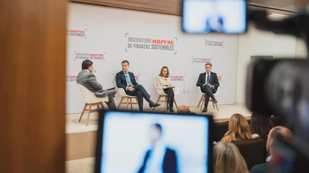 Juan Bernal, director corporativo de Inversiones de Mapfre; Luis Megías, country manager de BlackRock Iberia, y Soledad Lecube, head of securities services de BNP Paribas en España.