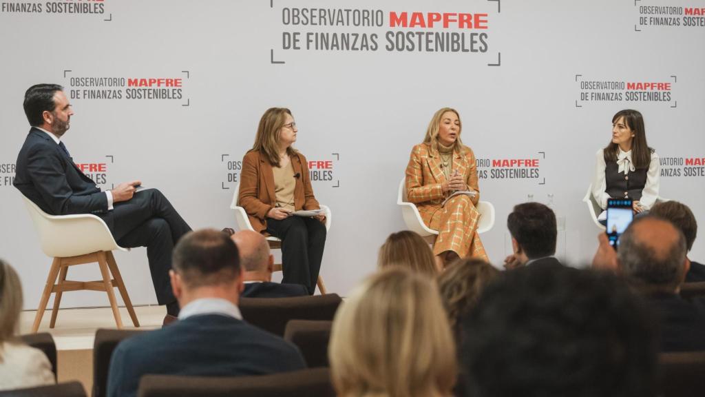 Beatriz Bullón de Mendoza, profesora de la Universidad CEU San Pablo; Emilia Zaballos, presidenta de la Fundación Zaballos, y Sandra Várez, directora de Comunicación de la Fundacion Pablo VI.