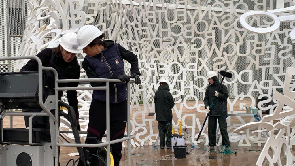 Los trabajos, desde la base de la escultura.