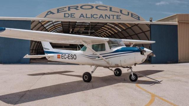 Un avión del Real Aeroclub de Alicante en el aeródromo de Muchamiel.